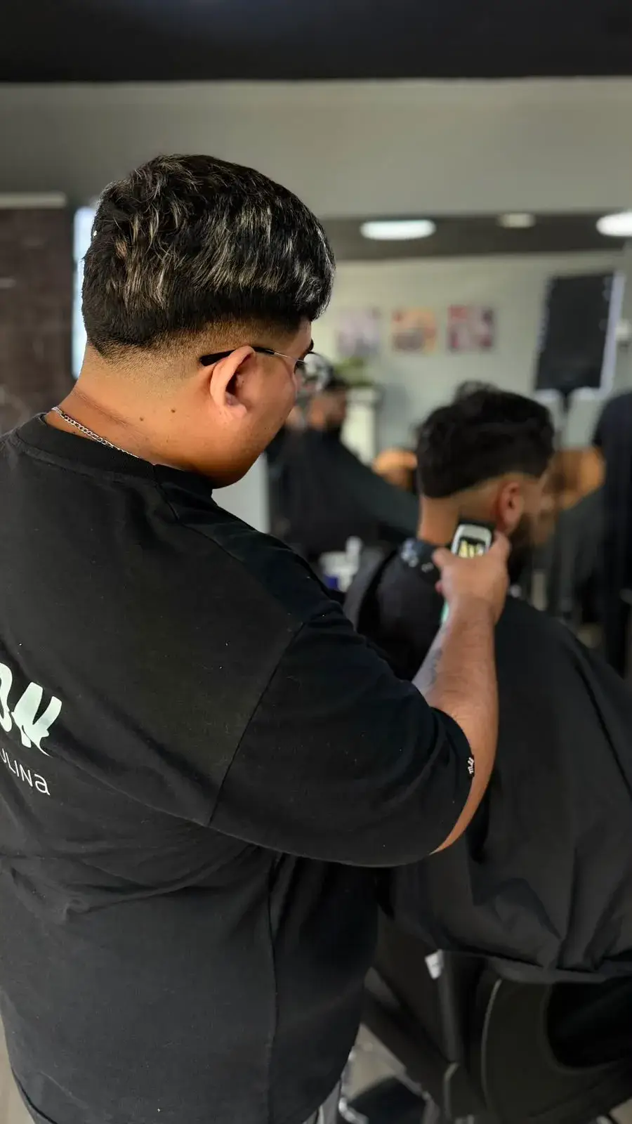 Atención profesional de barbería en BarVaron