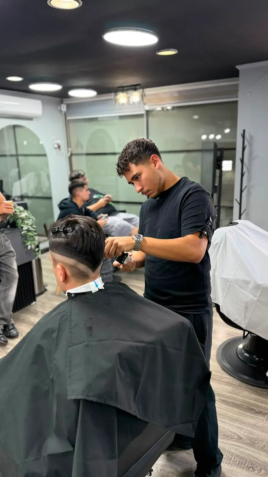 Profesional de BarVaron realizando un corte