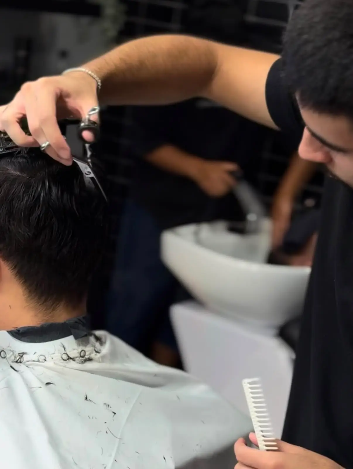 Profesional de BarVaron realizando un corte de cabello