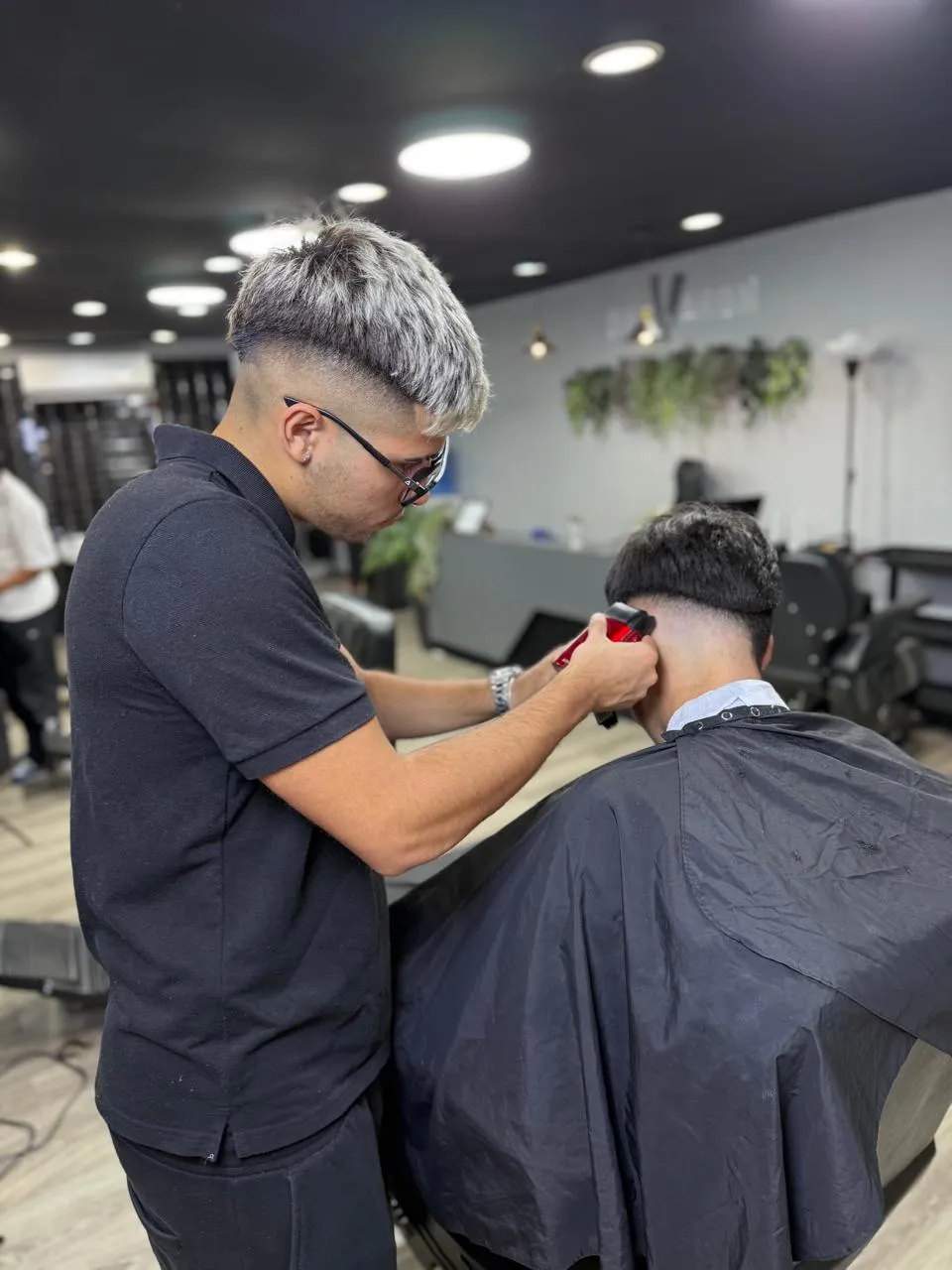 Profesional de BarVaron realizando un corte de cabello