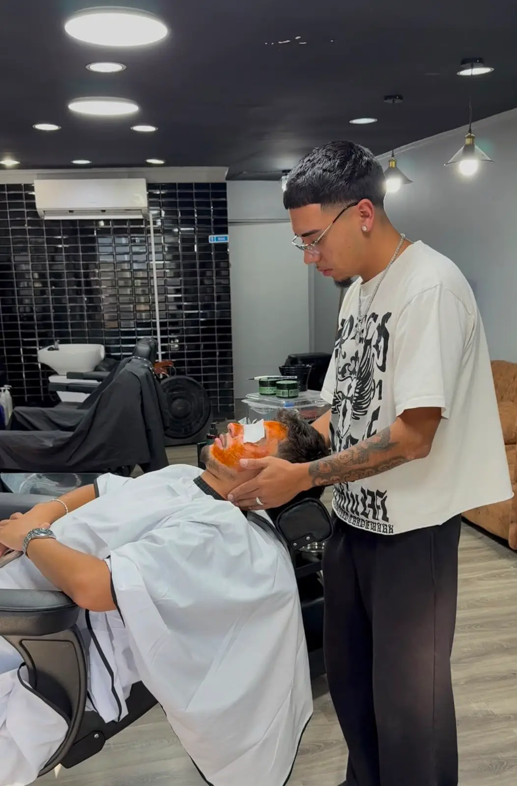 Profesional de BarVaron trabajando en el detalle de un servicio
