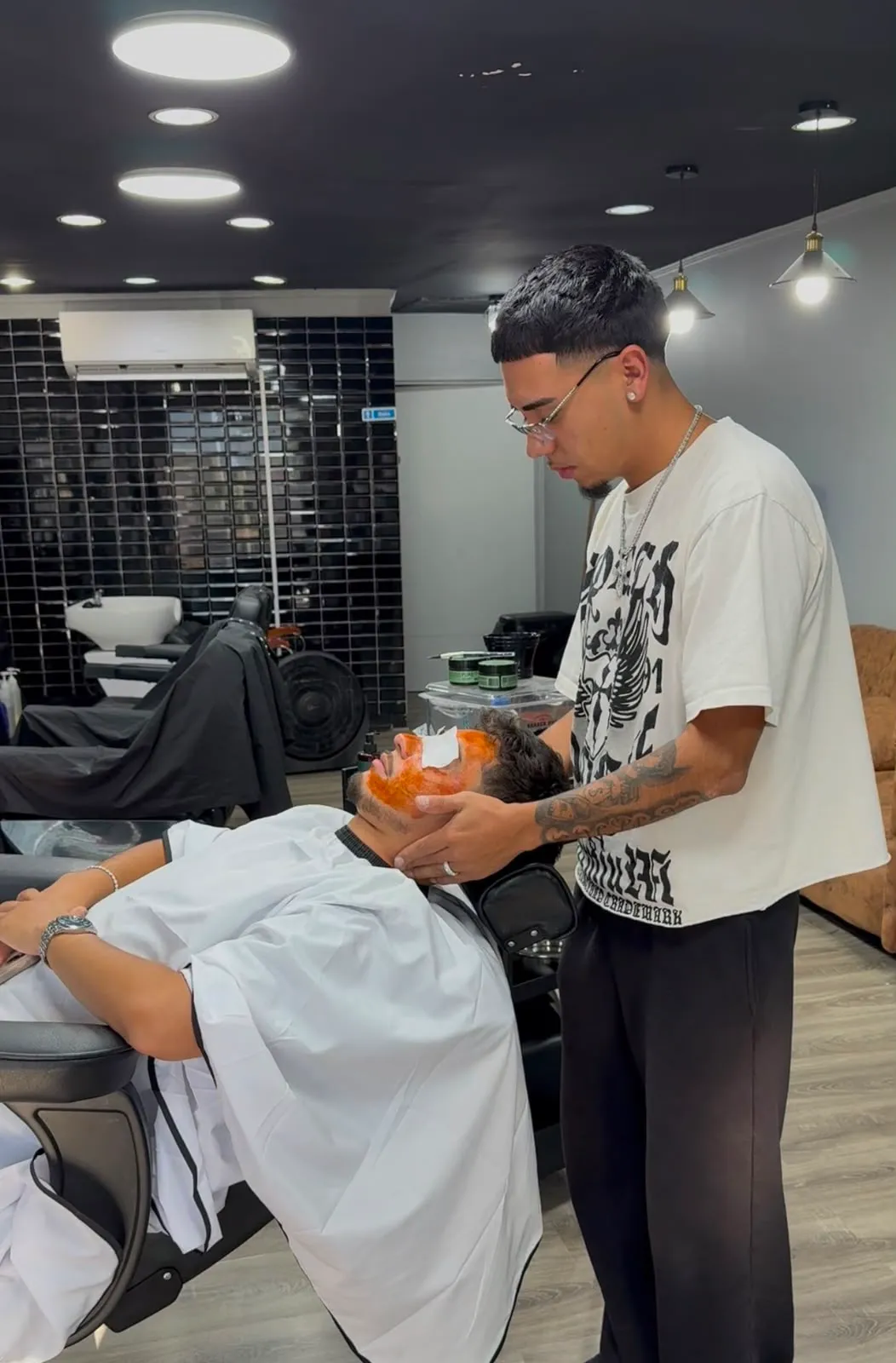 Profesional de BarVaron trabajando en el detalle de un servicio